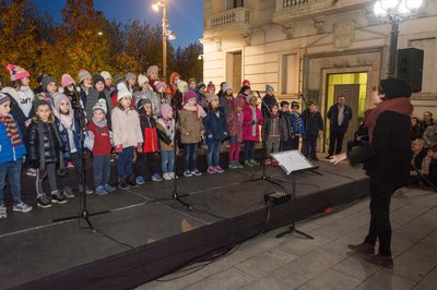 La Coral dels Vailets de l'Orfeó Lleidatà han posat el to musical a l'acte de la plaça Sant Francesc.