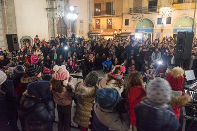La plaça de Sant Francesc, plena de gom a gom per assistir a l'encesa dels llums de Nadal.