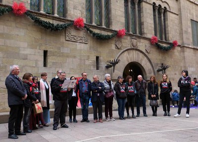 Joan Fibla ha llegit el manifest a la plaça, acompanyat de l'alcalde i els regidors.