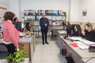 L'alcalde, Miquel Pueyo, ha saludat les professionals que treballen en l'àrea d'atenció social a Cappont.