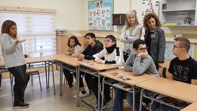 La regidora Marta Gispert ha saludat les entitats i l’alumnat que han participat en la gimcana amb motiu del Dia Internacional de les Persones amb Di….
