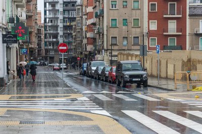 L' obra inclou la renovació íntegra del clavegueram, la xarxa de distribució d’aigua potable, eixamplar les voreres, renovar íntegrament la calçada i….