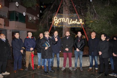 Encesa de llums de Nadal a la Mariola, decoració que ha elaborat el veïnat i entitats del barri.