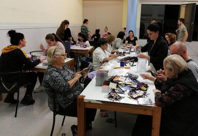 Les últimes setmanes, els veïns i veïnes de la Mariola han participat en l’ornamentació nadalenca del barri.