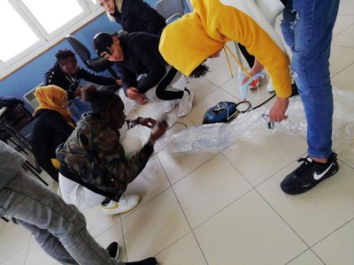 Tallers de decoració de Nadal, amb material reciclat, per ornamentar el barri de la Mariola.