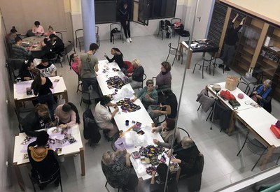 Unes 650 persones de diferents edats, d’entitats i centres educatius de la zona, han fet tallers de decoració amb material reciclat.