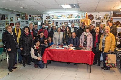 El paer en cap, Miquel Pueyo, ha signat al Llibre d'honor del Col·lectiu Cultural de Cappont.