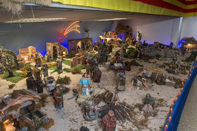 El pessebre del Col·lectiu Cultural de Cappont s'instal·la a l'aparador de la seva seu i es pot visitar fins després de Reis.