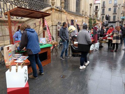 El mercat alternatiu ha quedat instal·lat a la plaça de la Catedral.