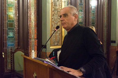 El president de la Federació d'Associacions de Veïns de Lleida, Toni Baró, durant la seva intervenció al ple.