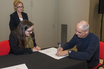 El president de la FAVLL, Toni Baró, en la firma dels convenis de la Paeria amb les entitats veïnals. També hi han participat els representants de di….
