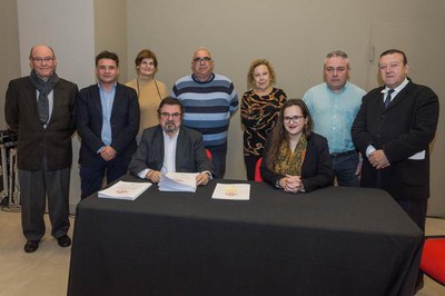 Els representants de les cases regionals de Lleida, aquest dimarts, en la firma dels convenis amb la Paeria.