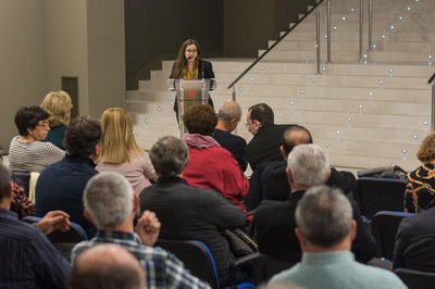 La regidora Elena Ferre en l'acte de signatura dels convenis amb les entitats veïnals i cases regionals de Lleida.