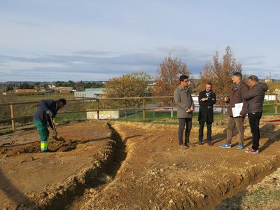 Plantació de més d’una cinquantena d’arbres de diferents espècies i instal·lació de mobiliari urbà per facilitar l’observació de la ciutat.