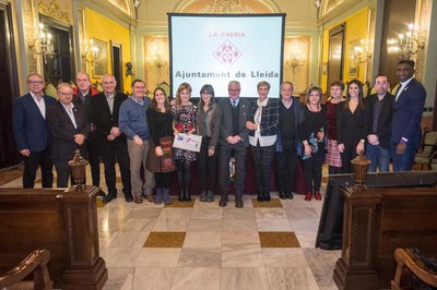 La regidora Sandra Castro ha presidit el lliurament del premi, a la imatge, foto dels premiats amb el jurat, el tinent d'alcalde Paco Cerdà i els reg….