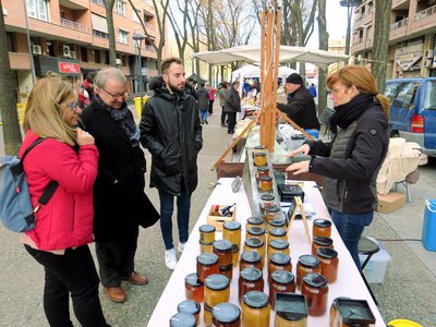 El mercat compta amb parades de tot tipus de productes artesanals.