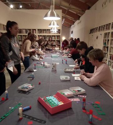 Prop de 200 persones han participat en el taller de postals solidàries de la Panera i l'Associació Llavors de Vincle.