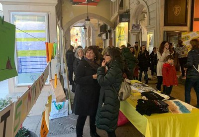 La regidora Sandra Castroi la presidenta de Lleida pels Refugiats, Pilar Sierra, en els tallers previs a la projecció d'“El bosc de Haquivaqui” de Ci….