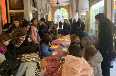 Tallers familiars, a Cinemón Xic, promoguts per entitats de la ciutat per trametre valors de convivència, pau i solidaritat.