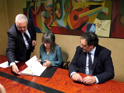 El moment de la firma del conveni per part de Sandra Castro i Jordi Albareda.