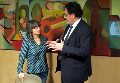 La regidora i el president del Col·legi conversant sobre l'acord.
