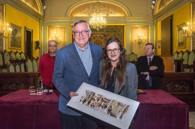 La regidora Elena Ferre ha entregat aquest guardó a Joan Ramon González.
