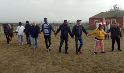 Intervenció assistida amb cavalls a l’hípica Alcoletge Lleida amb persones usuàries de l'Àrea d'Inclusió que han participat en el projecte "Guau".