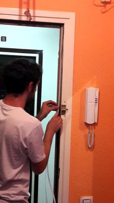 Un tècnic col·loca aïllaments en portes.