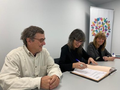 La regidora Sandra Castro ha signat l'acord amb Marçal Abella, representant d’Alpicat Solidari..