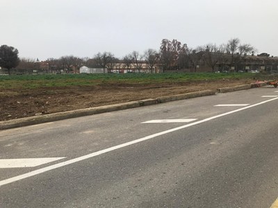 Imatge del solar, un cop retirats els barracons, el proper pas és el desbrossar tot el terreny, que es realitzarà quan s'assequi el sòl..