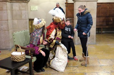 Centenars d'infants han volgut lliurar les seves cartes al patge reial a la Paeria.