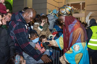 El rei Baltasar repartint alegria entre els més petits.