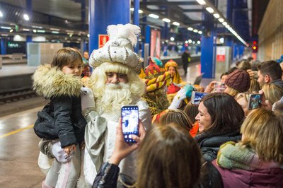 El rei Melcior s'ha fet fotografies amb tots els qui li han demanat.