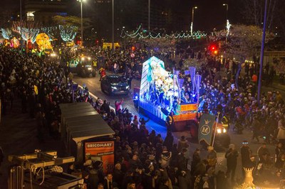 La cavalcada reial al seu pas per l'avinguda Blondel.