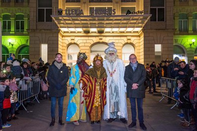 La comitiva reial a la sortida de l'estació Lleida-Pirineus.