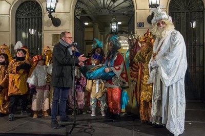 L'alcalde lliurant les claus de la ciutat als Reis Mags.