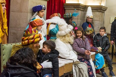 Recepció als infants al Pati de la Paeria.