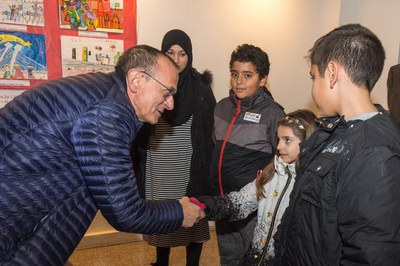 L'alcalde, Miquel Pueyo, ha saludat els nens i les nenes que han participat en el concurs de dibuix dels Reis Mags de Lleida, impulsat per Res Non Ve….