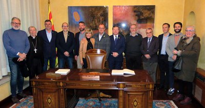 Abans del pregó, l'alcalde i la periodista han signat en el llibre d'Honor de l'Associació Cultural Els Pagesos.