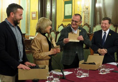 Marc Vives i l'alcalde Miquel Pueyo han lliurat uns obsequis a la periodista com a record de l'acte.