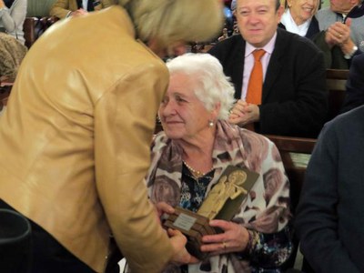 Mari Pau Huguet ha volgut lliurar l'obsequi d'Els Pagesos als seus pares, que són qui l'han fet estimar la terra.