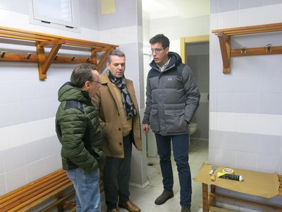 La Paeria renova les portes dels vestuaris dels Camp de Futbol de Balàfia.