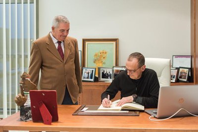 El paer en cap ha signat el llibre d'honor de l'empresa.