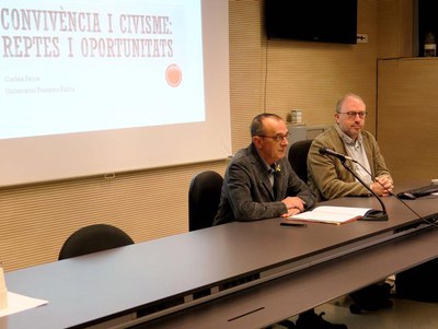 L'alcalde, Miquel Pueyo, i el catedràtic d’antropologia social a la Universitat Pompeu Fabra, Carles Feixa, a la jornada de Seguretat i Civisme.