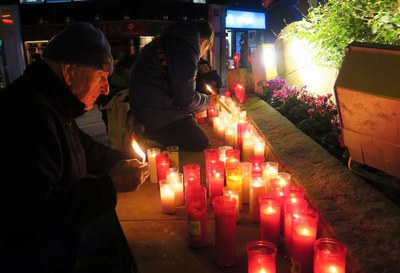 Un centenar d'espelmes per donar llum al monument.