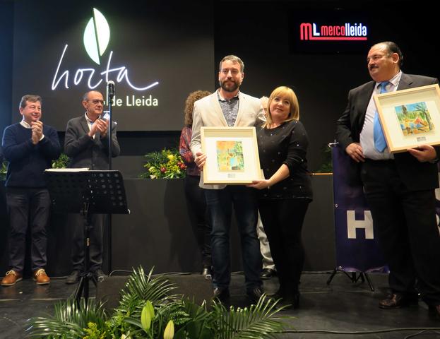 Dolors Sansa ha recollit el premi de mans de Marc Vives