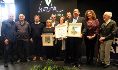Imatge amb els premiats i els membres del jurat.