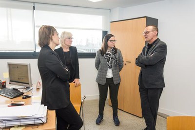 L'alcalde Miquel Pueyo i la tinent d'alcalde Jordina Freixenet, a la Regidoria de Recursos Humans..