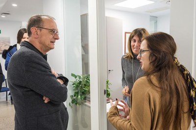 Miquel Pueyo conversa amb Elena Ferre, regidora de Participació i Lluita contra la Corrupció..