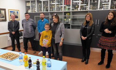 La regidora i diputada provincial Regina Cairol amb un dels guanyadors del concurs de dibuix infantil.